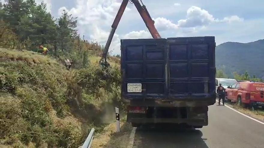 El pulpo de Chatarras J.Campo trabajando este domingo en el puerto de Oroel.
