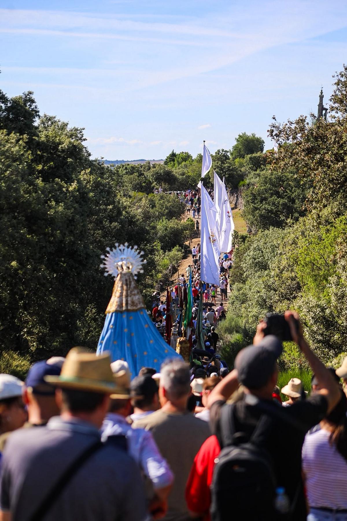 Los pendones de Fariza custodian a la Virgen del Castillo en la vuelta a su morada