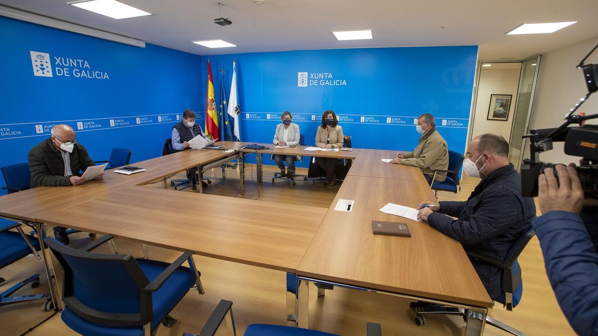 La conselleira de Mar, Rosa Quintana, y la directora xeral de Desenvolvemento Pesqueiro, Susana Rodríguez, en un encuentro con los presidentes de las federaciones de cofradías.