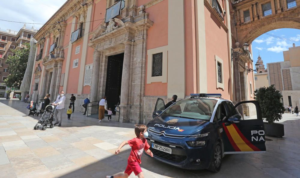 Puertas abiertas en la basílica el día de la festividad de la Virgen de los Desamparados.