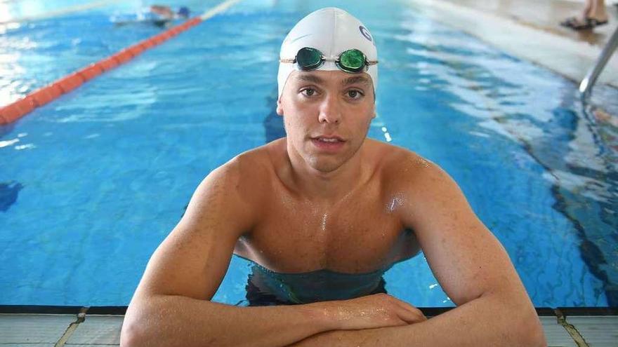 Sergio Campos, en la piscina de Elviña antes de un entrenamiento con el CN Coruña.