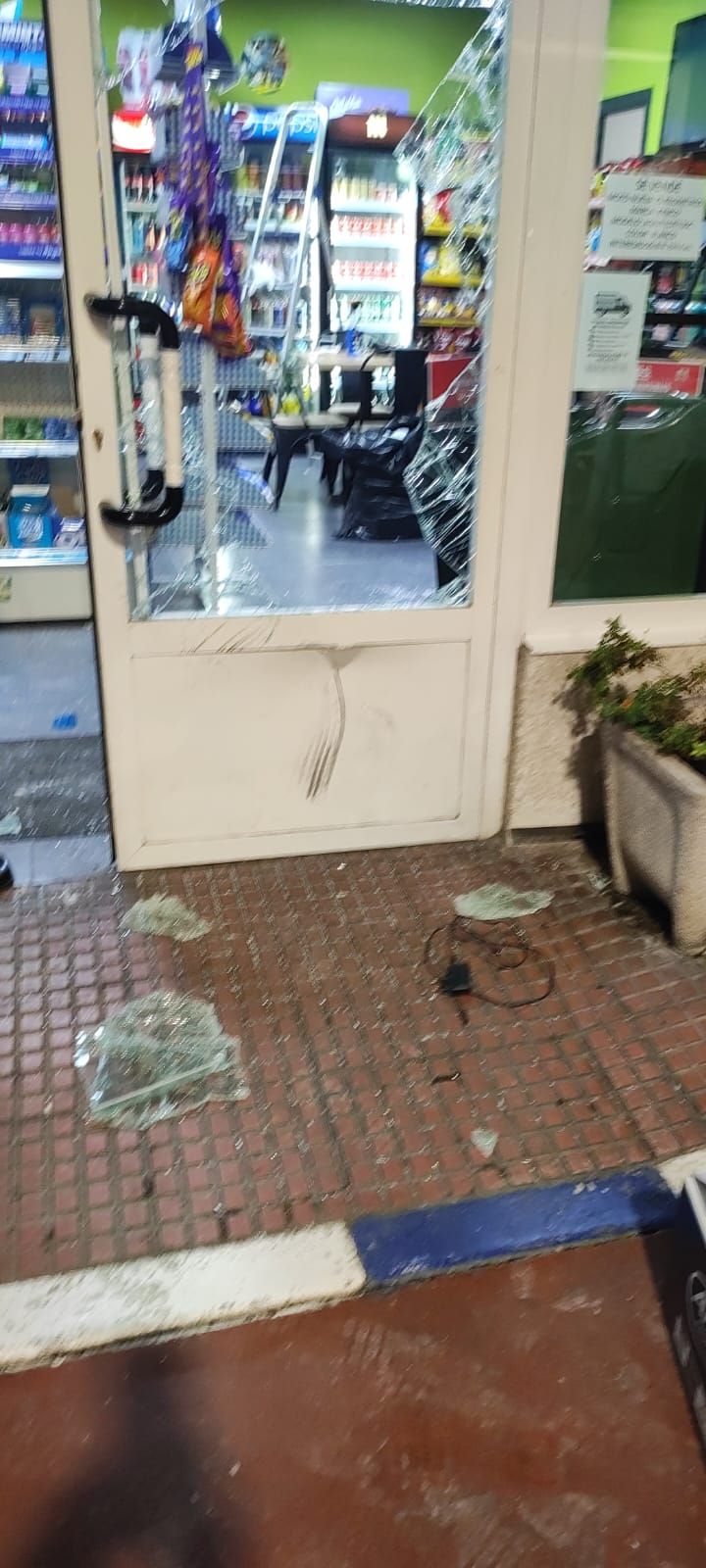 Los destrozos del robo en la gasolinera de Mieres