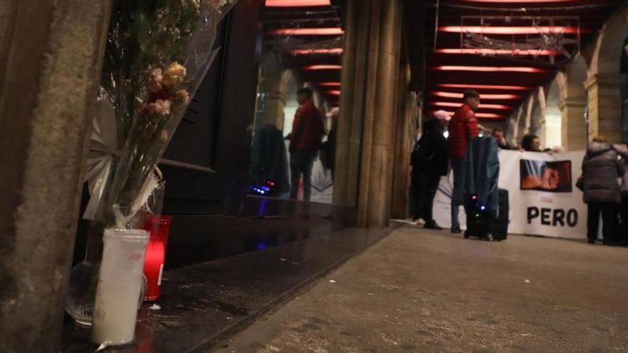 Un ramo de flores en memoria de José Antonio Justel a las puertas del local donde perdió la vida.  | LUISMA MURIAS