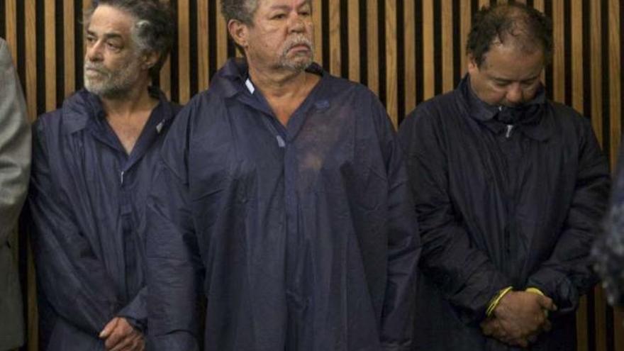 Ariel Castro (d), junto a sus hermanos Pedro (c) y Onil (i), ayer en el juzgado.  // John Gress / Reuters