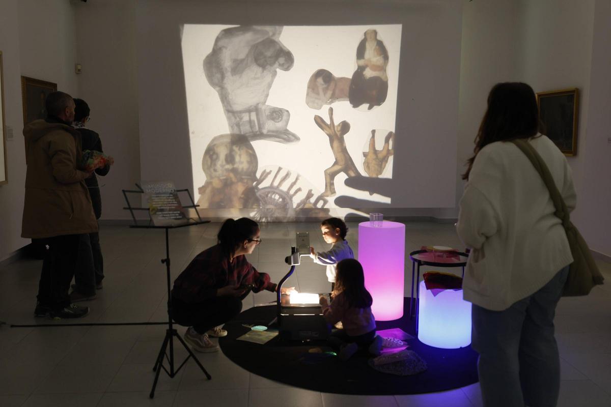 El arte y el juego infantil, de la mano en el Museo Piñole de Gijón para celebrar el Día de los Museos, en imágenes