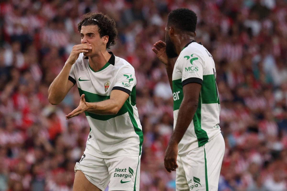 Javi Morcillo intercambia opiniones con Lemar durante el Athletic-Elche.