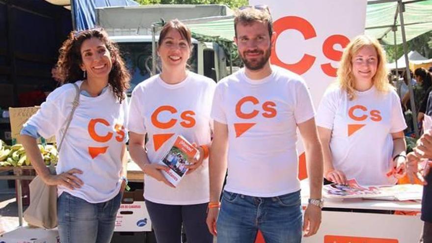 Eva Martínez (segunda por la izquierda), alcaldable de Ciudadanos en Bétera, con su equipo.