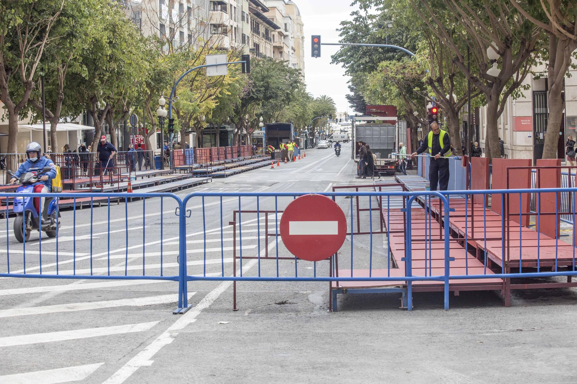 Montaje de la tribuna de Semana Santa en la Rambla de Alicante