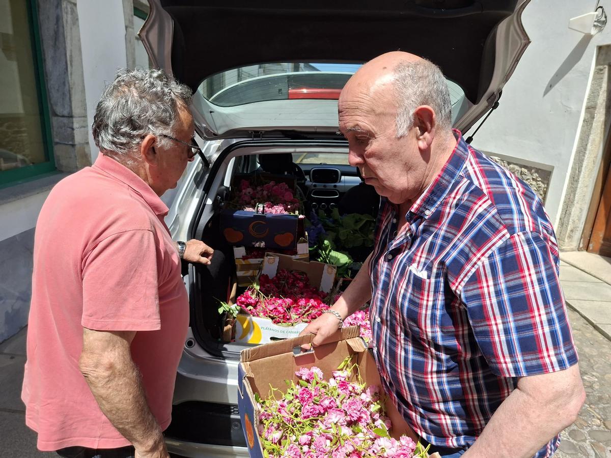 En imágenes: Los artistas florales de Castropol encaran la recta final para el Corpus Christi