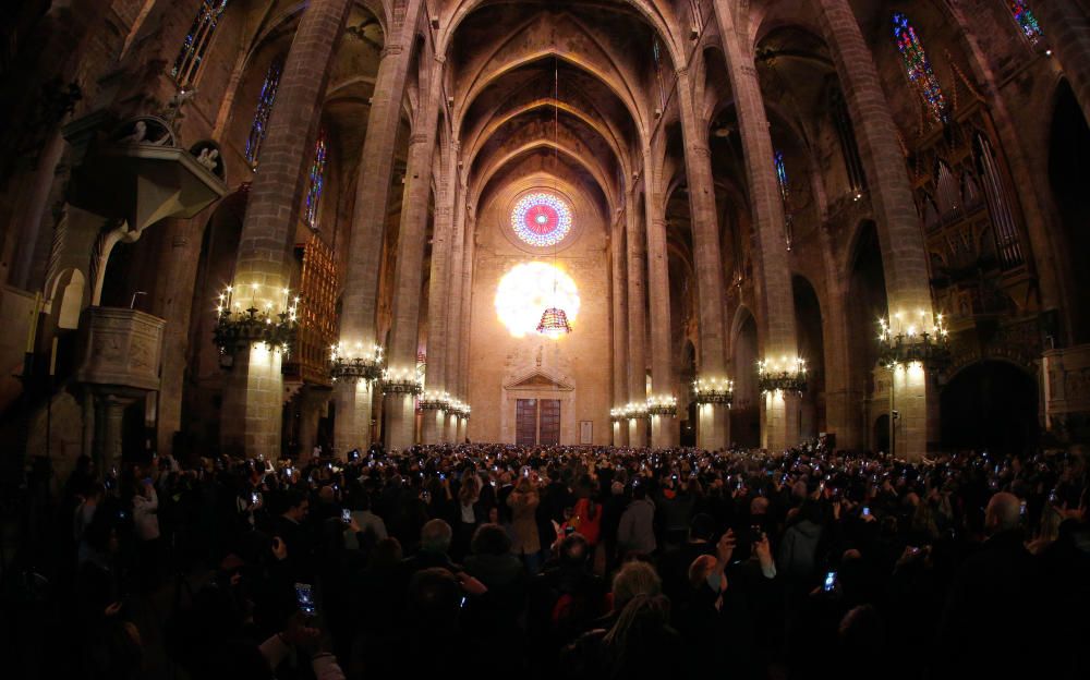 Unas 2.400 personas contemplan el Vuit de la Seu