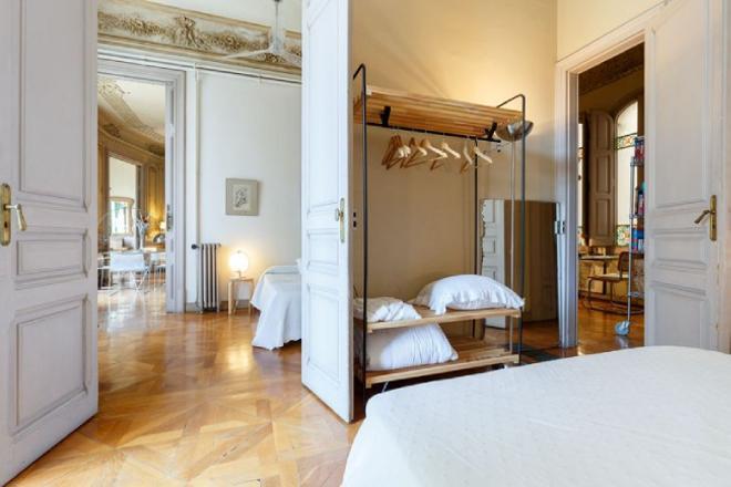 El fabuloso piso en el que se aloja Villanelle, protagonista de Killing Eve, en Barcelona está en Airbnb.