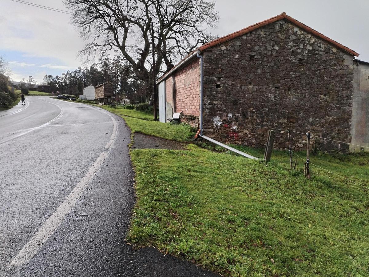 Una de las maletas fue localizada en la zona de la imagen, en Zas.