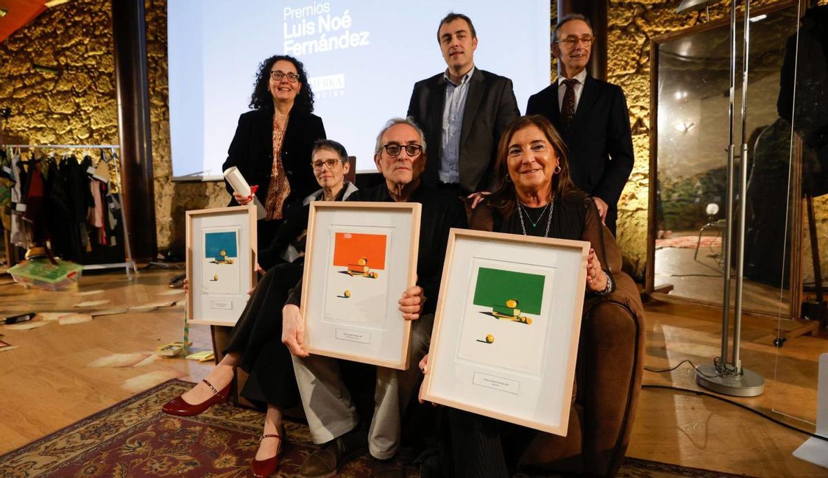 De pie, por la izquierda,  Mónica Redolad, Alejandro Fernández y Antonio Blanco; delante, sentados, por la izquierda, Gemma Regales,  Javier Canela y María Rosaura Leis, en el Auditorio de Oviedo, en el acto de entrega de los premios de la Fundación Alimerka. | LUISMA MURIAS
