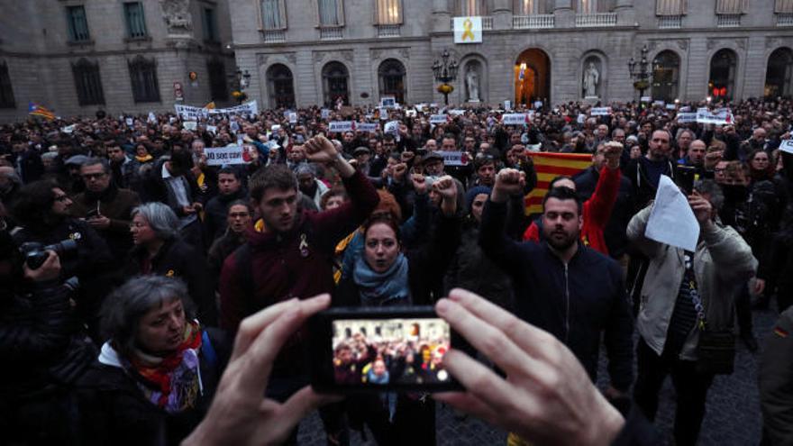 Miles de personas se concentran por la detención de una miembro de las CDR