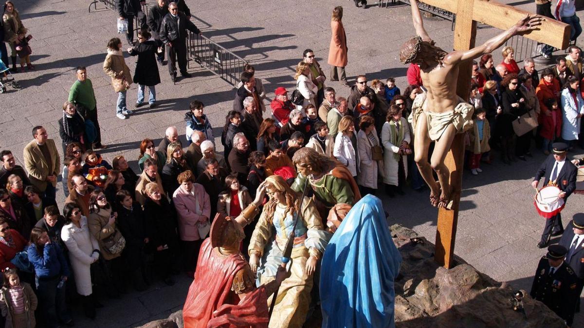 El grupo de La Conversión del centurión un Viernes Santo y sobre estas líneas el crucificado que desfila en las Siete Palabras. | E. Fraile