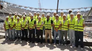 Kiat Lim visita junto al primer equipo masculino el Nou Mestalla