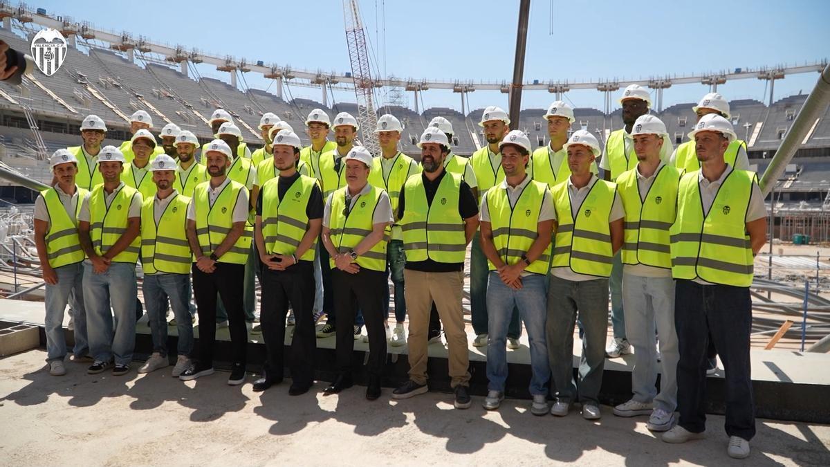 Kiat Lim visita junto al primer equipo masculino el Nou Mestalla