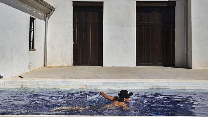 Un niño nada en una piscina de València.