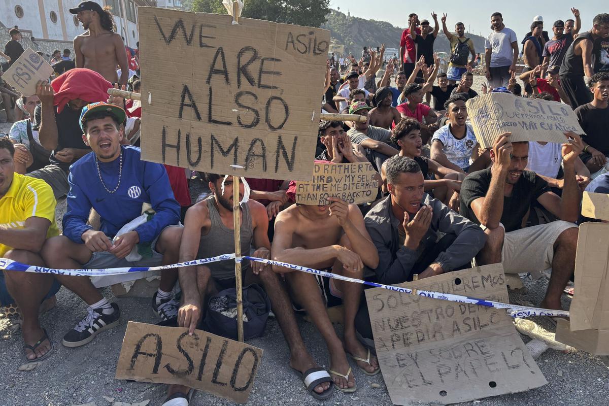 Más de un centenar de inmigrantes que acampan en la playa del Trampolín de Ceuta han iniciado una huelga de hambre.