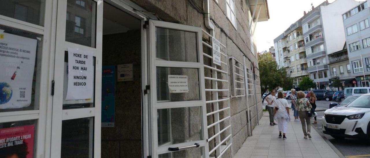 Puerta de entrada del centro de salud de Moaña, en donde se han cubierto dos plazas.