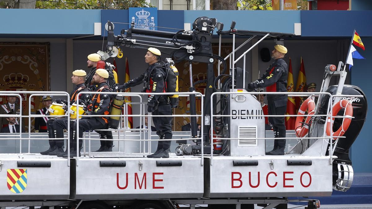 El rey Felipe y la princesa Leonor durante el desfile de las Fuerzas Armadas con motivo de la Fiesta Nacional