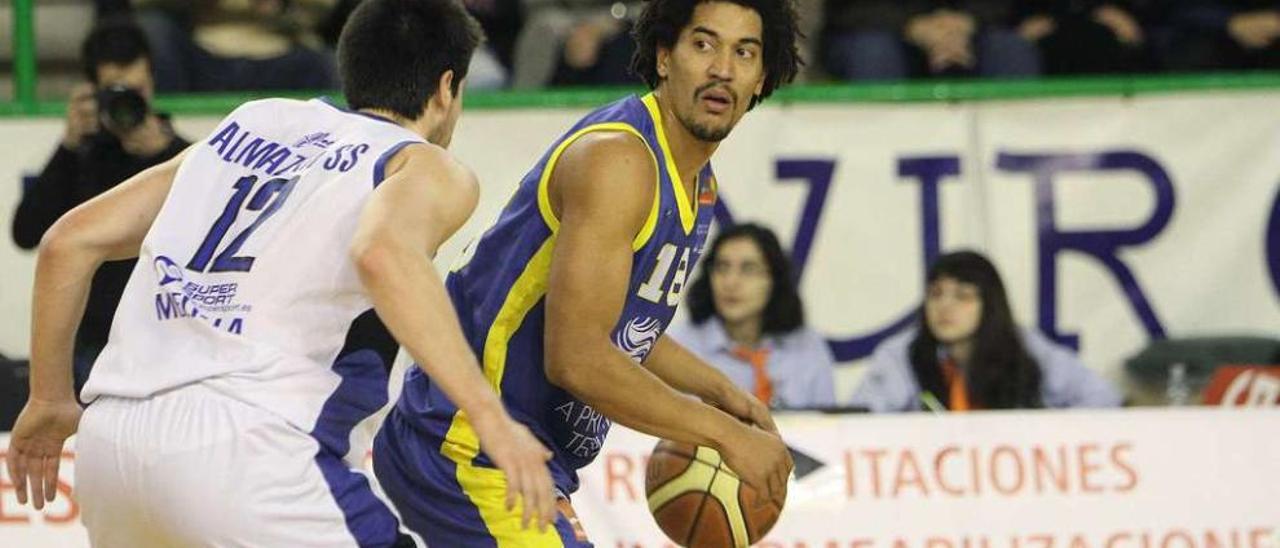 Marcos Suka Umu, vistiendo la camiseta del Ourense Provincia Termal, y ahora jugador del Melilla Baloncesto. // Iñaki Osorio