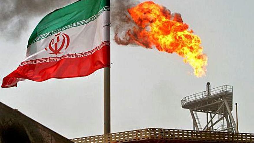 Una flamarada de gas en una plataforma petroliera als camps de Soroush, a Iran