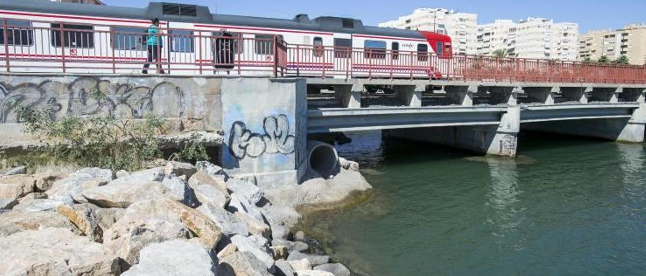 En la imagen, otro conducto por el que sale agua pluvial directamente a la bahía donde desemboca bajo el agua y que está denunciado ante el Síndic de Greuges.