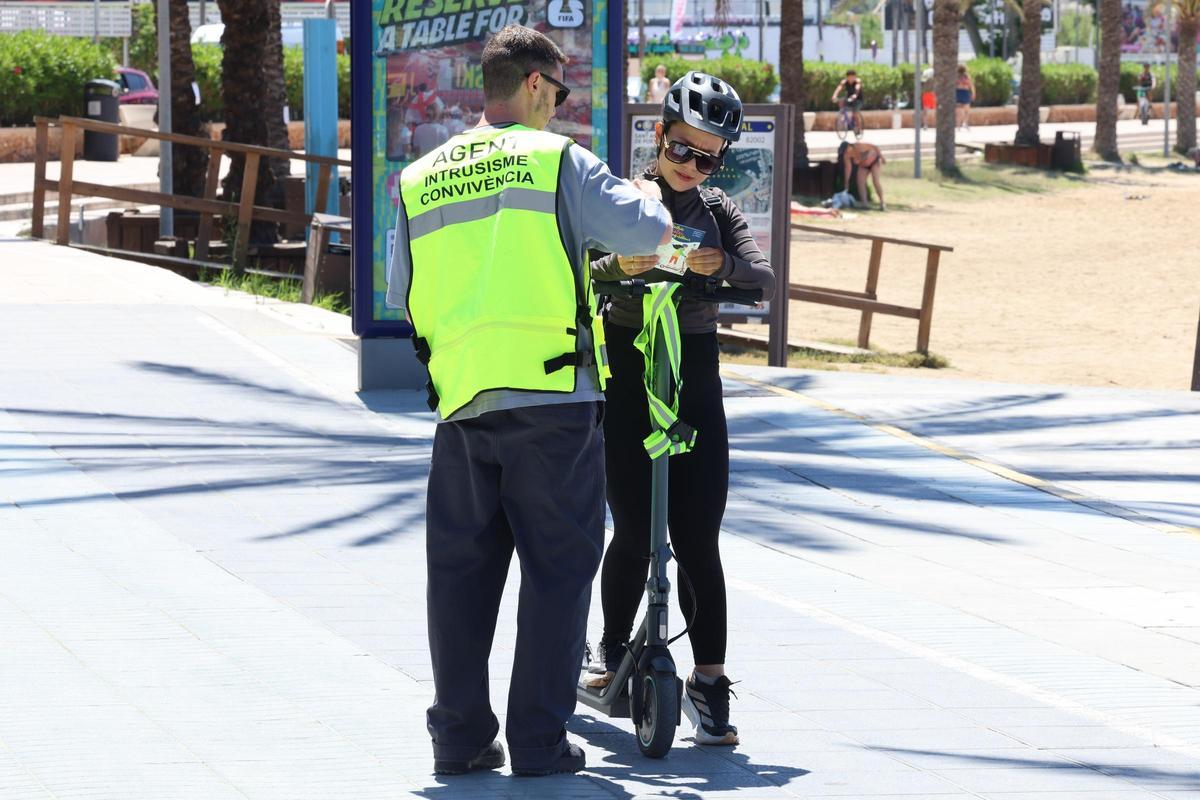 Galería: campaña de concienciación y control sobre la circulación de patinetes eléctricos en Sant Antoni