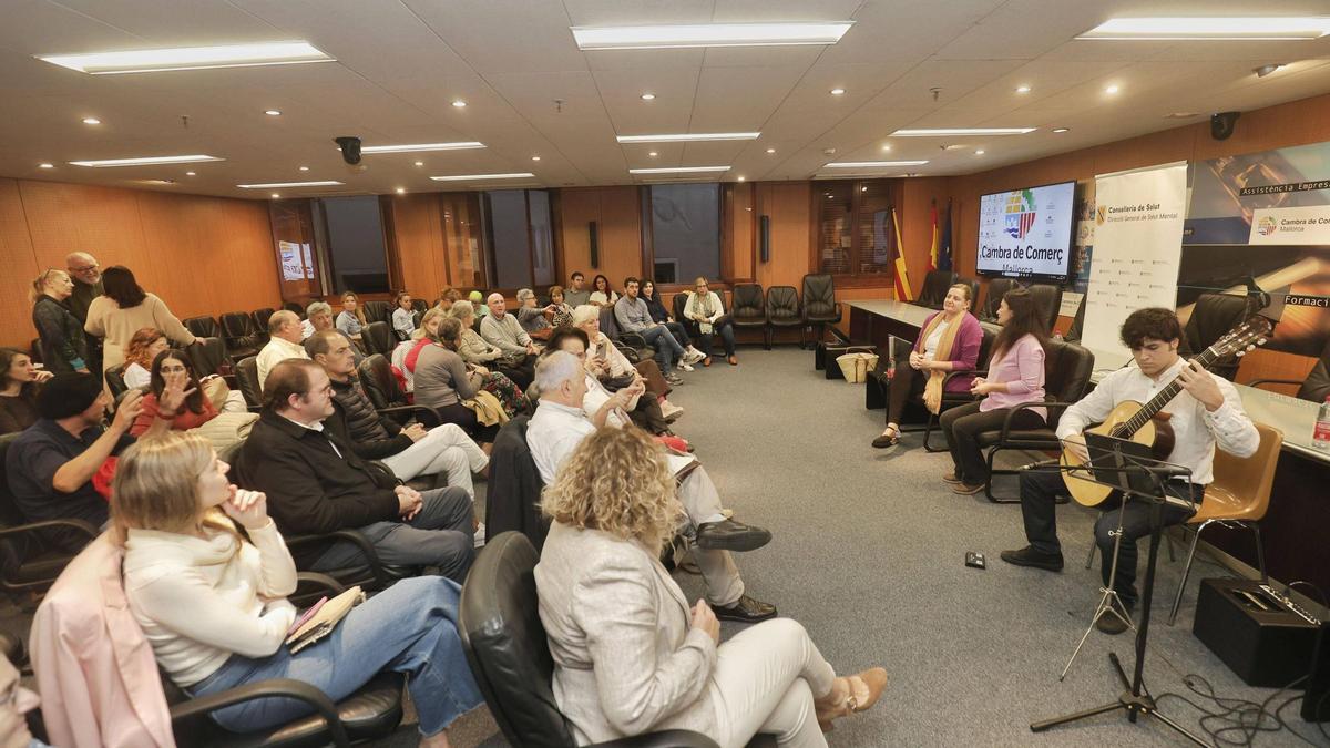 La charla entre la psicóloga Xisca Morell y la comunicadora Silvia Melero incluyó acompañamiento musical.