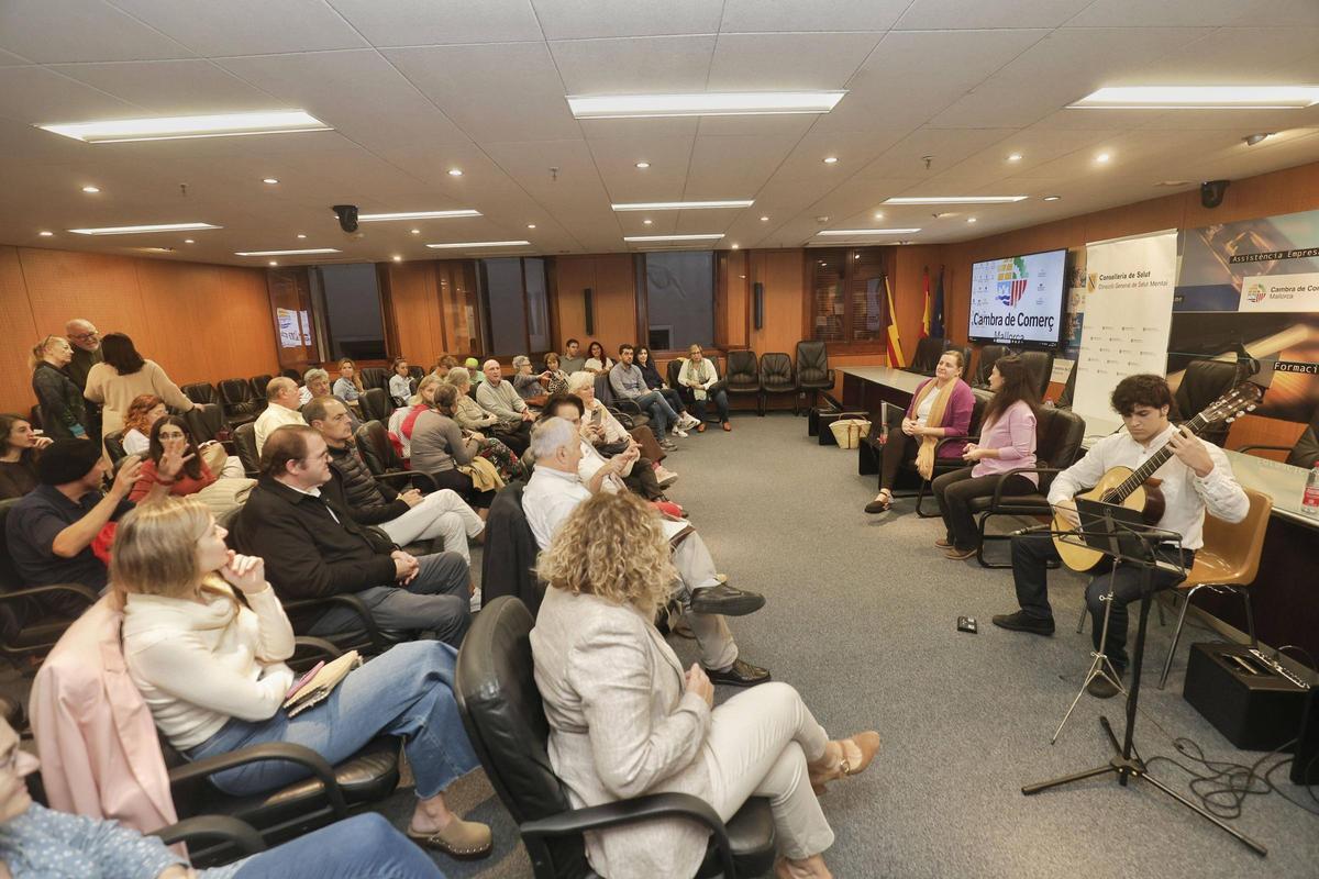 La charla entre la psicóloga Xisca Morell y la comunicadora Silvia Melero incluyó acompañamiento musical.