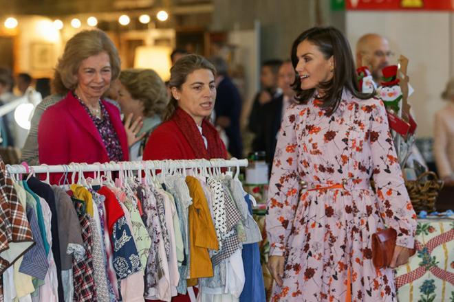 La reina Letizia con vestido rosa de estampado de flores