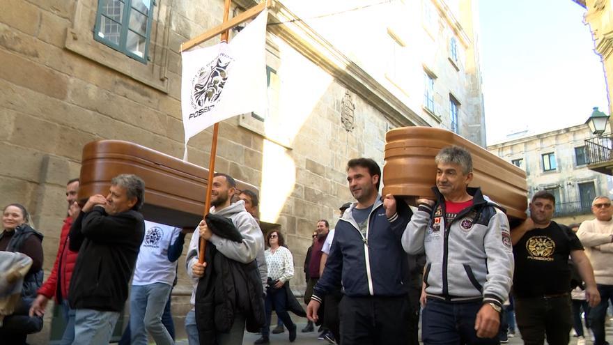Santiago escenifica el funeral de la sanidad pública en Galicia en una gran manifestación