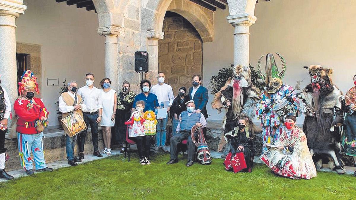 Sobre estas líneas, presentación del libro ‘Alma y memoria’, ayer en Mérida. A la izquierda, dos de las imágenes de Jorge Armestar incluidas en él, el Jarramplas y la Chicharrona.