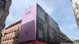 Así es la polémica lona publicitaria en Madrid que fomenta las operaciones de pecho