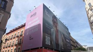 Lona publicitaria instalada por Dorsia en el número 27 de la calle Preciados de Madrid