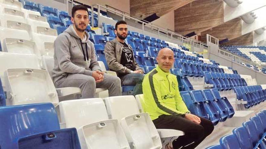 Joselito, Tomaz y el técnico Juanito posan ayer en las gradas del Palau d´Esports de Son Moix.