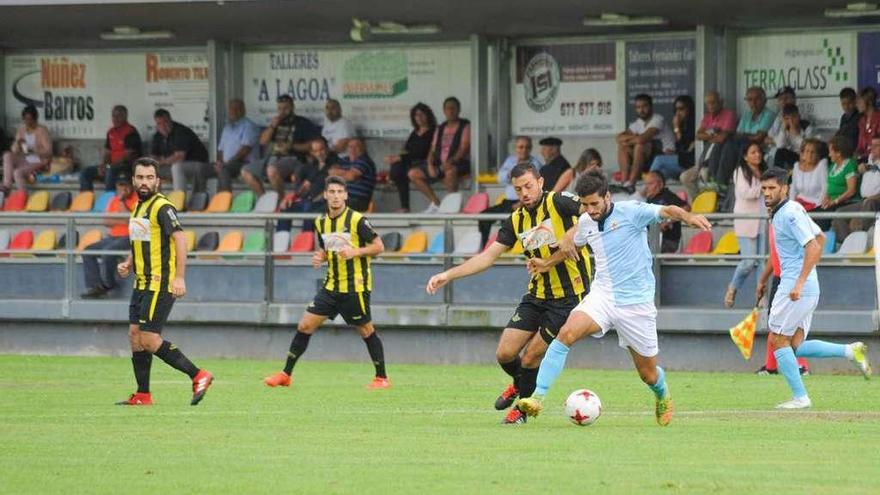 Un momento del choque en la primera mitad, cuando se impuso el centro del campo. // Iñaki Abella