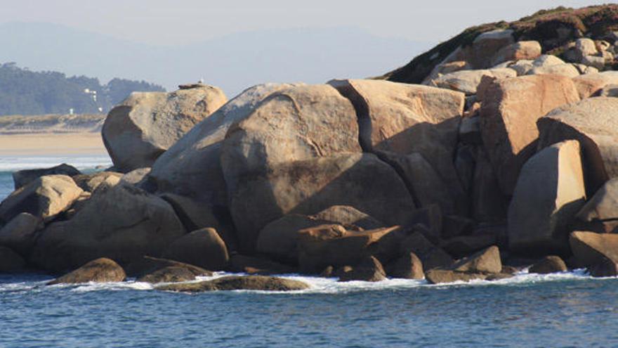 Imagen de lo que técnicamente se denomina &quot;erosión costera sobre granitos&quot;, en la zona de A Lanzada que va a ser estudiada en el congreso de geología previsto a pie de playa para el día 6.