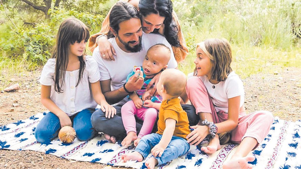 La pequeña Sayen, junto a sus padre y sus tres hermanos, uno de ellos un año más pequeño que ella.