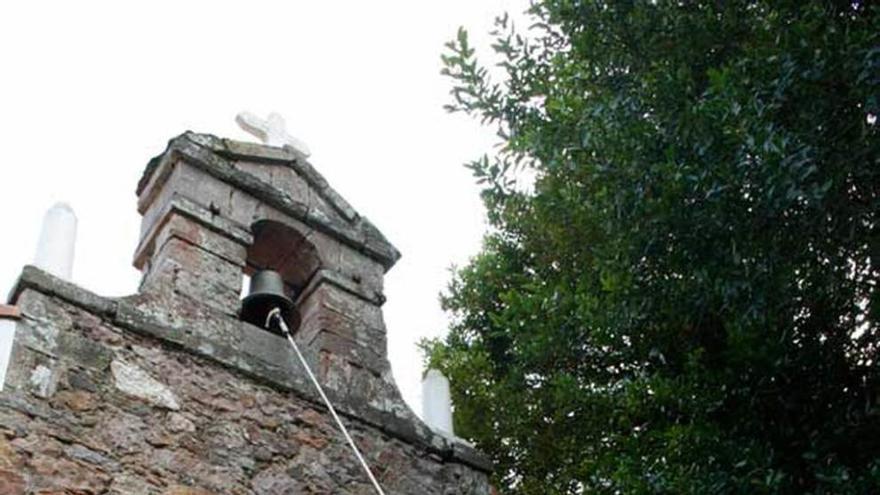 Manuel Ribeiro hace repicar la campana de la ermita en Candás.