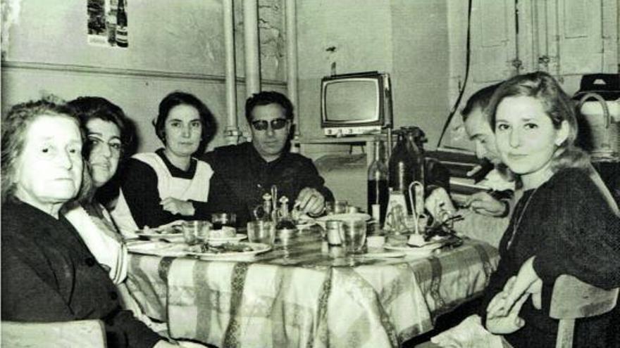 2 A l’Hotel Comerç, on treballava la seva dona abans de casar-se; ella és la primera per la dreta, ell és al seu costat, de perfil, i amb ulleres fosques en Milà, amb qui va obrir el primer estudi de fotografia Foto Romi. |    