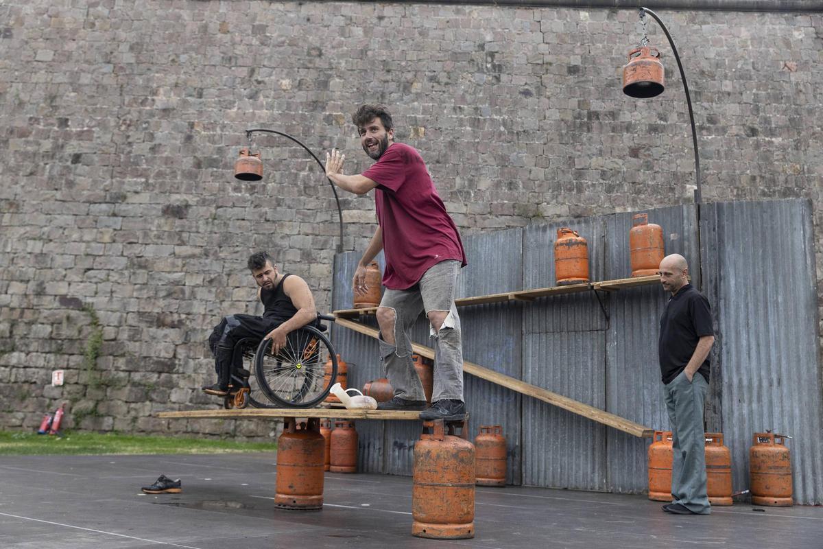 Circo con bombonas de butano, a los pies del castillo de Montjuïc