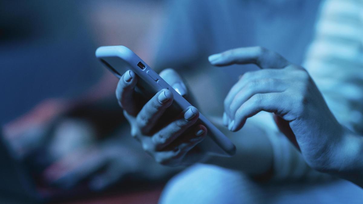 Una mujer usando su teléfono