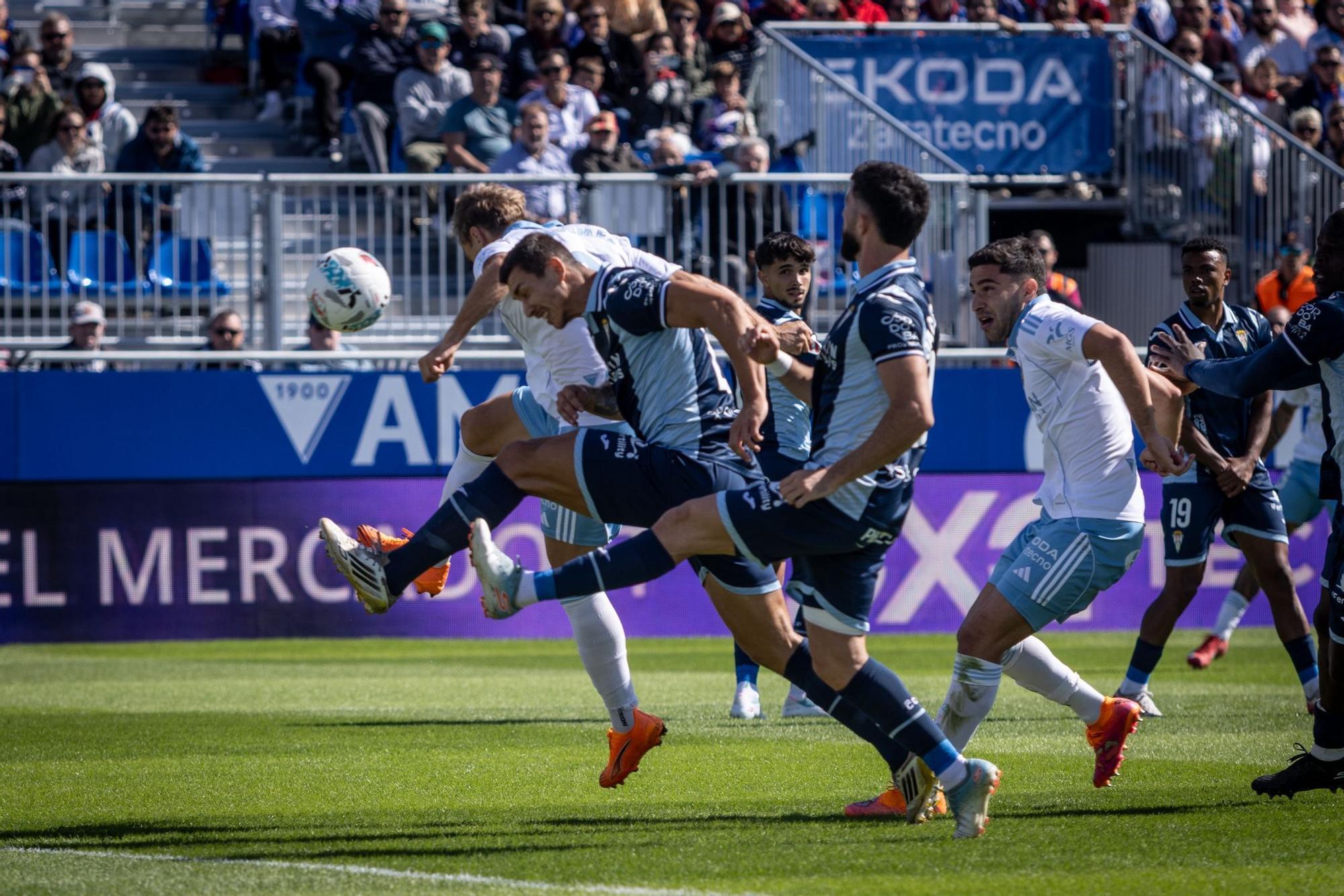 En imágenes | El Real Zaragoza buscar rendir tributo a las fiestas del Pilar en el Ibercaja Estadio