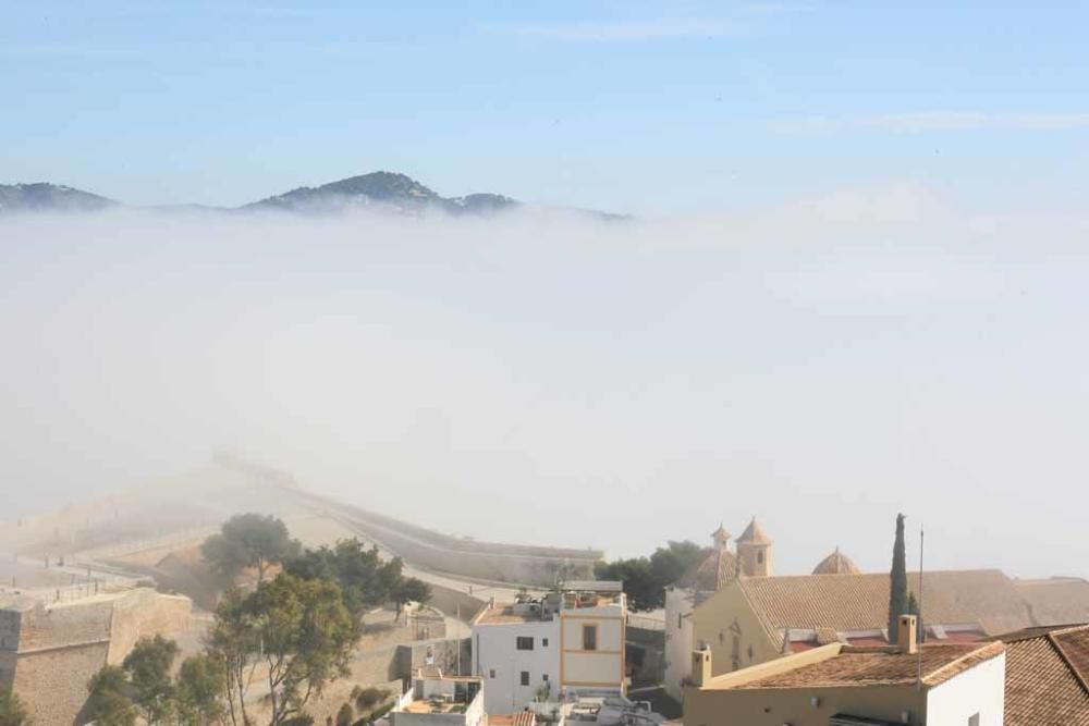 Dalt Vila, oculta tras la niebla