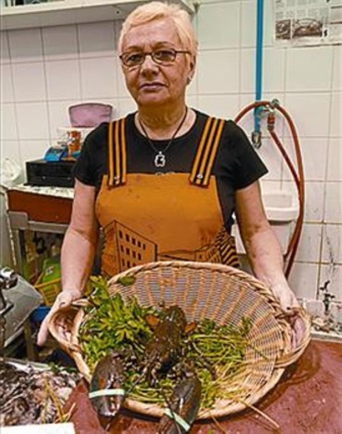 Trini Portolés ensenya un llamàntol a la seva parada. Trini Portolés ensenya un llamàntol a la seva parada.