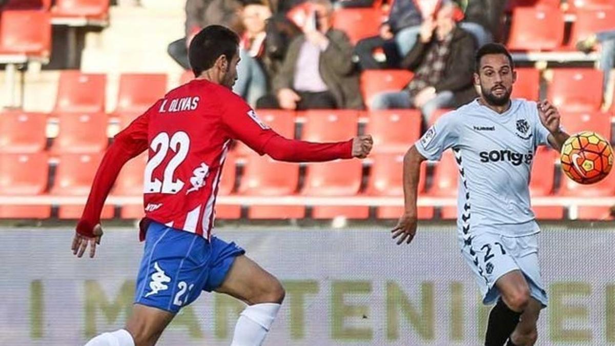 Kiko Olivas y Ferran Giner pugnan por un balón