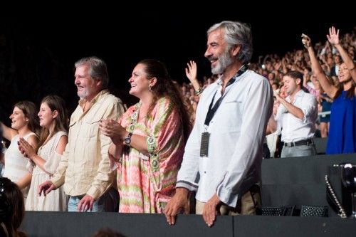 ctv-j7m-ministro-de-cultura-imanol-arias-y-sandra-garcia-sanjuan-disfrutando-de-concierto-de-alejandro-sanz-en-starlite20815-foto-ana-belen-fdez