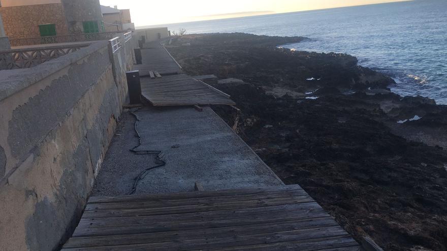 Denuncian que la pasarela de Cala Gamba sigue intransitable un mes después del temporal